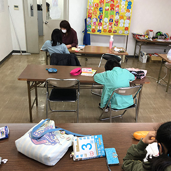 東大阪市にある英会話教室プラネット鴻池新田校の授業風景